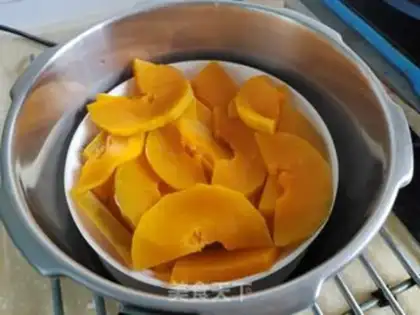 Make Red-tree pumpkin buns step 1