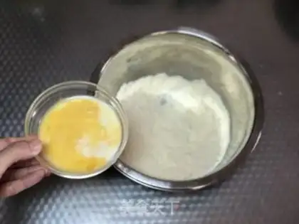 Make Onion meat and ham scone step 1