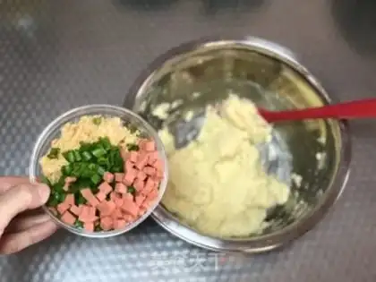 Make Onion meat and ham scone step 2