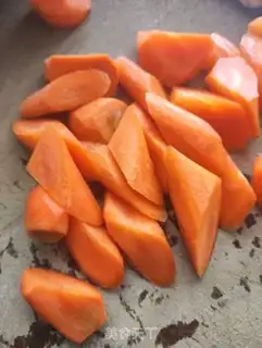 Make Soybean carrots, broccoli soup step 1
