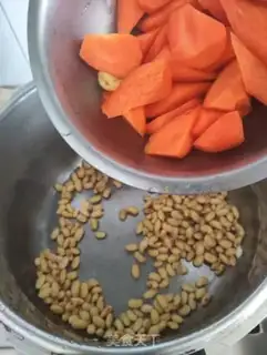 Make Soybean carrots, broccoli soup step 4