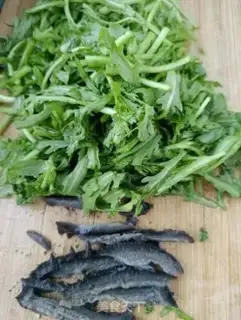 Make The sea cucumber eggs are fried step 1