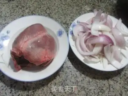 Make Onion fried pig