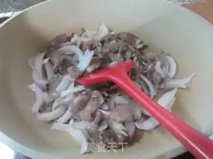 Make Onion fried pig