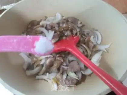 Make Onion fried pig