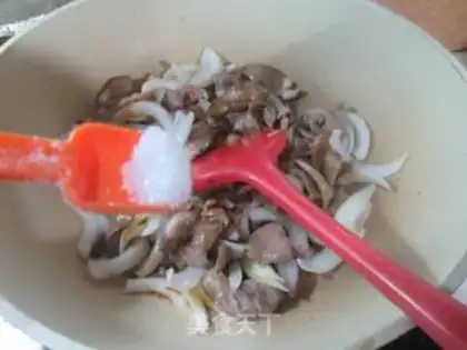 Make Onion fried pig