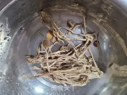 Make Tea mushroom fried eggs step 1