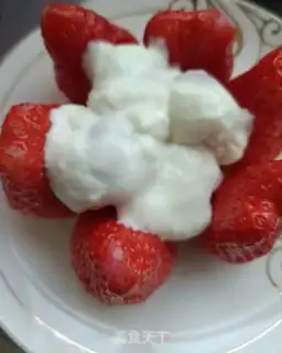 Make The yogurt strawberry tower step 4