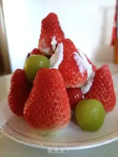 Make The yogurt strawberry tower step 5