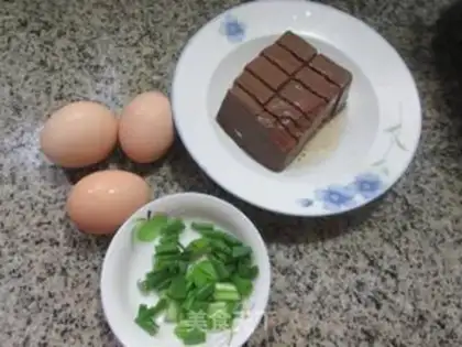 Make Eggs and duck blood step 0