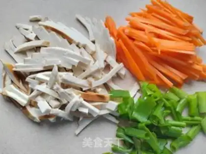 Make Carrot beans, fried meat step 1
