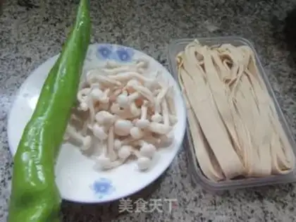 Make The peppers and the white mushrooms are fried step 0