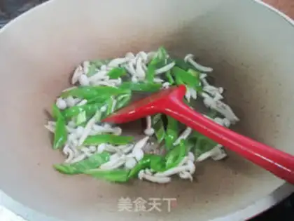 Make The peppers and the white mushrooms are fried step 4