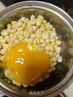 Make Eggs fried corn step 1