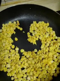 Make Eggs fried corn step 3