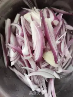 Make Onion fried lamb step 1