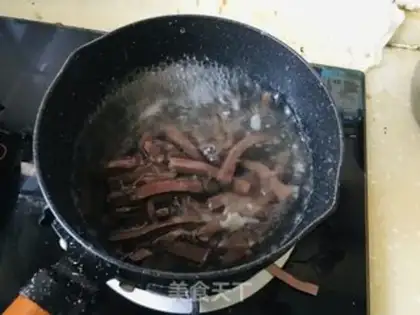 Make Potato duck blood soup step 1