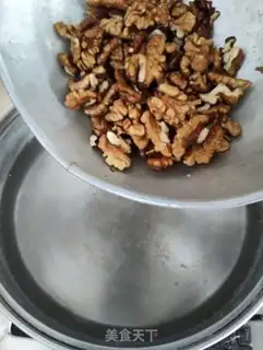 Make Amber walnuts step 1
