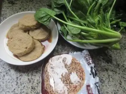 Make Fried chicken spinach noodles step 0