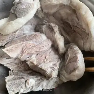 Make Clean up the radish and lamb soup step 1