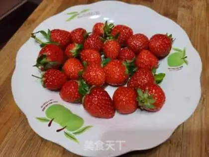 Make ♪ Flowers with rich strawberries ♪ step 1