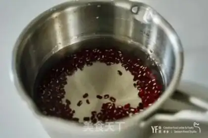 Make Red bean rabbit soup step 1