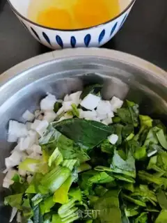 Make Spinach fried eggs step 0