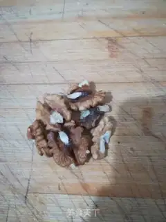 Make walnut luminous ear steamed eggs step 1