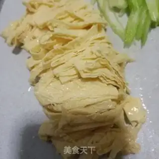 Make Chicken-legged celery with soybeans step 1