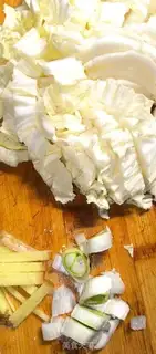 Make Spicy, screeched cabbage step 0