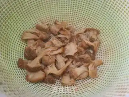 Make Monkey mushrooms, fried eggs step 3
