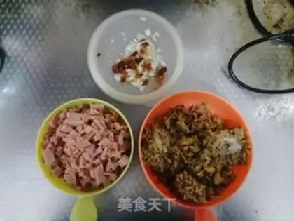 Make The ham sausages are fried step 1