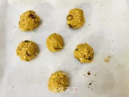 Make oatmeal cranberry cookies step 4