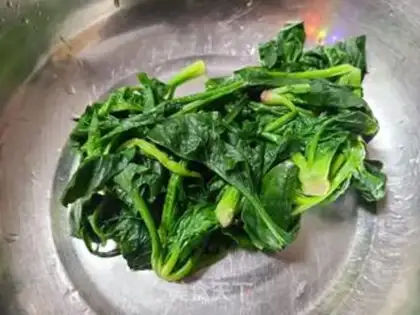 Make Spinach omelet soup step 1