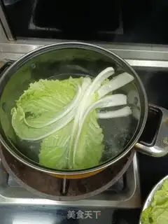 Make Garlic peppers, steamed pink cabbage step 1