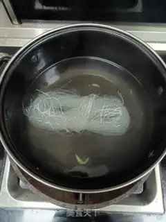 Make Garlic peppers, steamed pink cabbage step 3