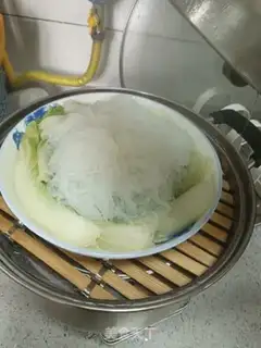 Make Garlic peppers, steamed pink cabbage step 4