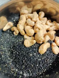 Make Black-sesame-coloured soup step 1
