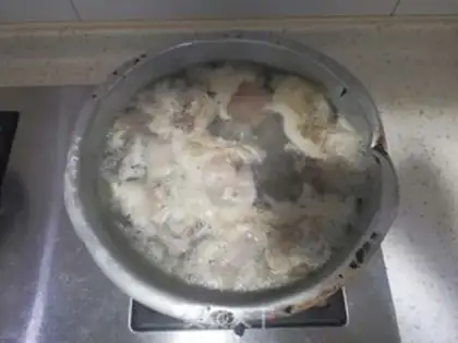Make The lamb head, radish soup step 1
