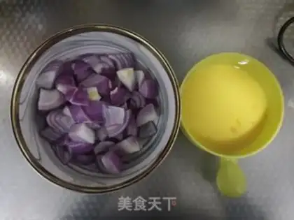 Make Onion fried eggs step 1