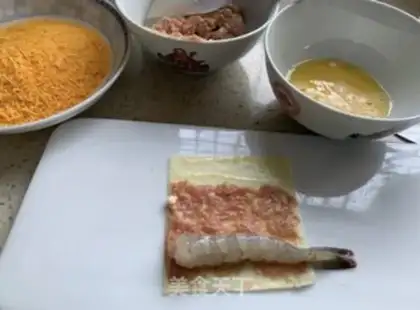 Make Cracker shrimp rolls step 0