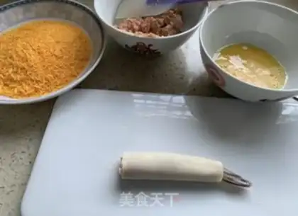 Make Cracker shrimp rolls step 1