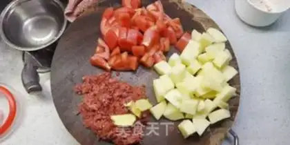 Make Potato tomato beef soup step 0
