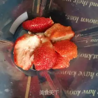 Make Strawberry shakes step 1
