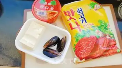 Make Spicy cabbage seafood tofu soup step 0