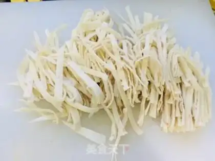 Make Eggs and green bean sprouts step 1