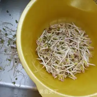 Make Green bean sprouts and sea cucumber step 1