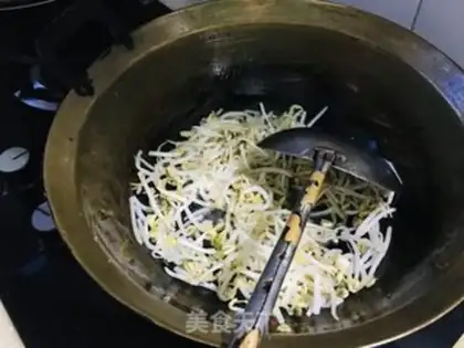 Make Eggs and green bean sprouts step 5