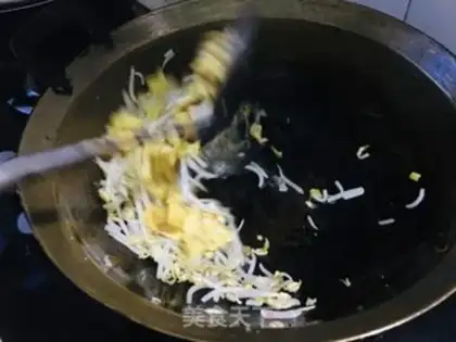 Make Eggs and green bean sprouts step 6