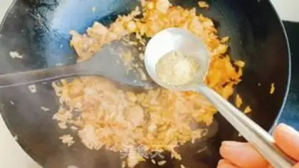 Make Hot cabbage shrimp fried rice step 7
